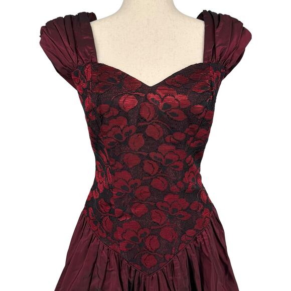 Vintage 80s Women's Red Lace Floral Deja Vu Designs Basque Waist Ball Gown Sz 7 - Picture 2 of 11